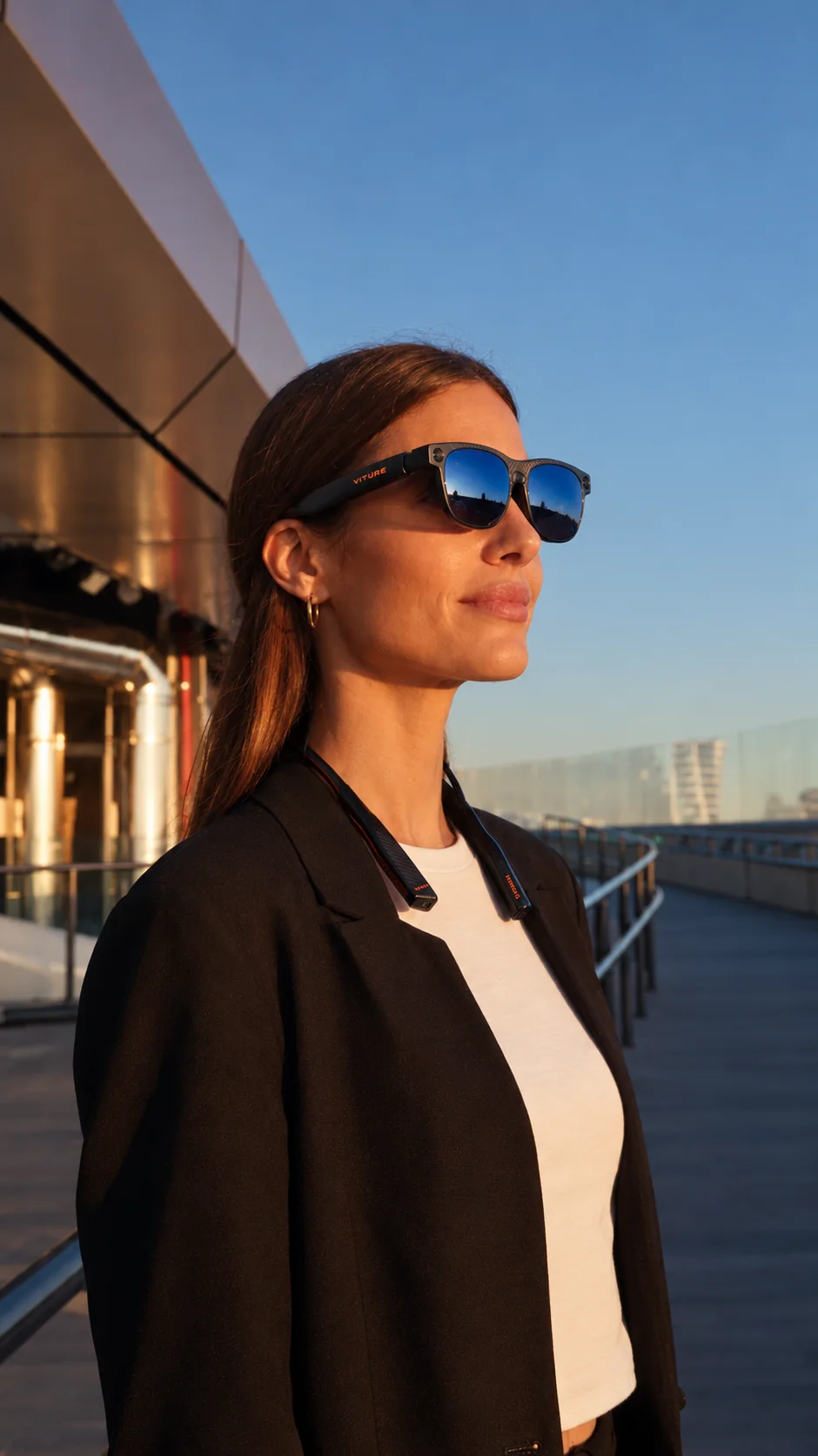 Visitante con gafas VITURE en el Skywalk
